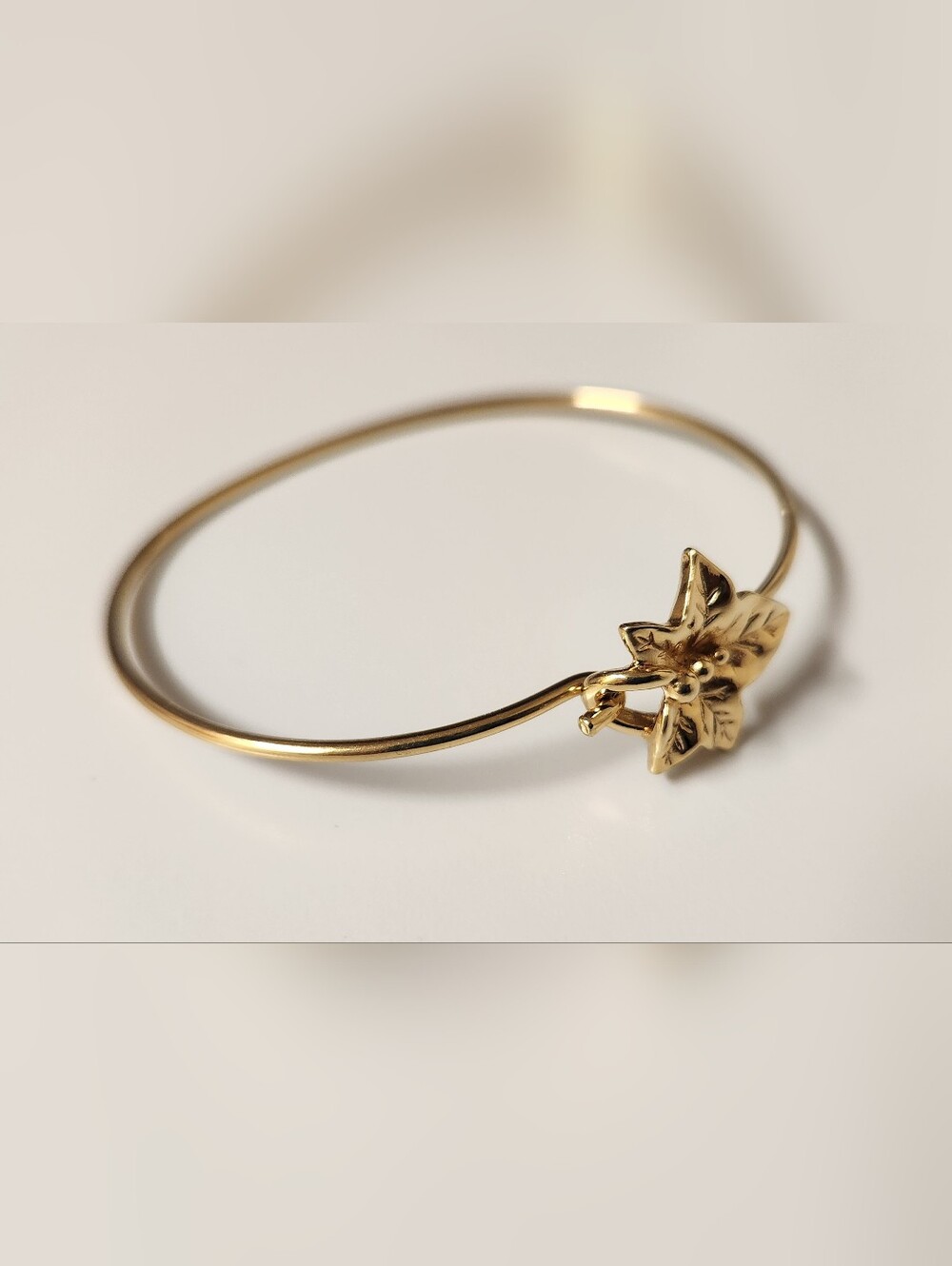 VTG AVON Gold Tone Leaf Accent Women's Bangle Bracelet